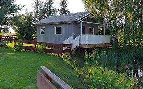 Domek nad stawem